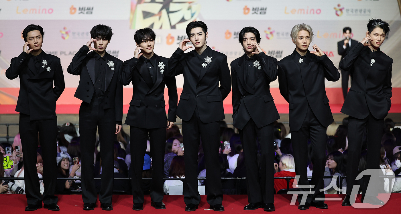 (인천=뉴스1) 김진환 기자 = 엔하이픈이 25일 인천 영종도 인스파이어에서 열린 ‘2025 SBS 가요대전' 레드카펫 행사에 참석해 포즈를 취하고 있다. 2025.12.25/뉴스 …