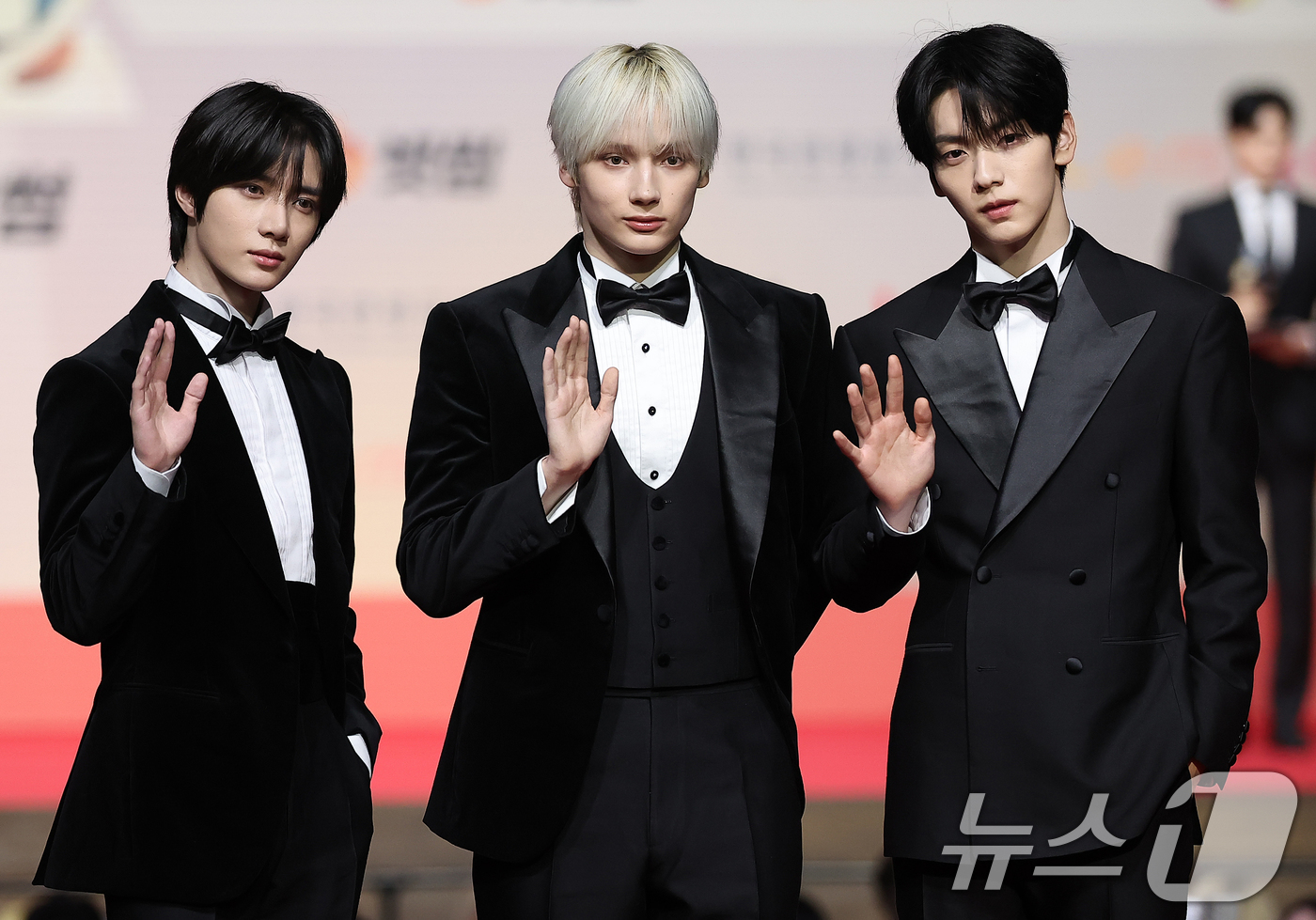 (인천=뉴스1) 김진환 기자 = 투모로우바이투게더 범규(왼쪽부터), 휴닝카이, 수빈이 25일 인천 영종도 인스파이어에서 열린 ‘2025 SBS 가요대전' 레드카펫 행사에 참석해 포 …