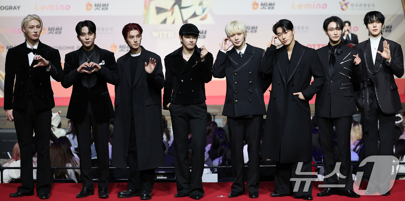 (인천=뉴스1) 김진환 기자 = 에이티즈가 25일 인천 영종도 인스파이어에서 열린 ‘2025 SBS 가요대전' 레드카펫 행사에 참석해 포즈를 취하고 있다. 2025.12.25/뉴스 …