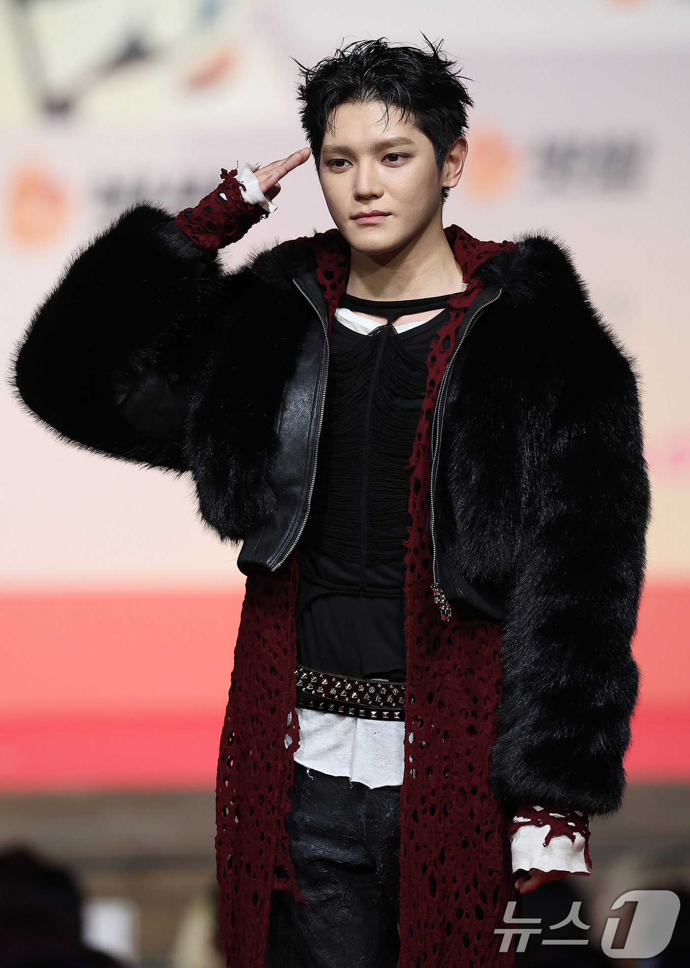 (인천=뉴스1) 김진환 기자 = NCT 태용이 25일 인천 영종도 인스파이어에서 열린 ‘2025 SBS 가요대전' 레드카펫 행사에 참석해 포즈를 취하고 있다. 2025.12.25/ …