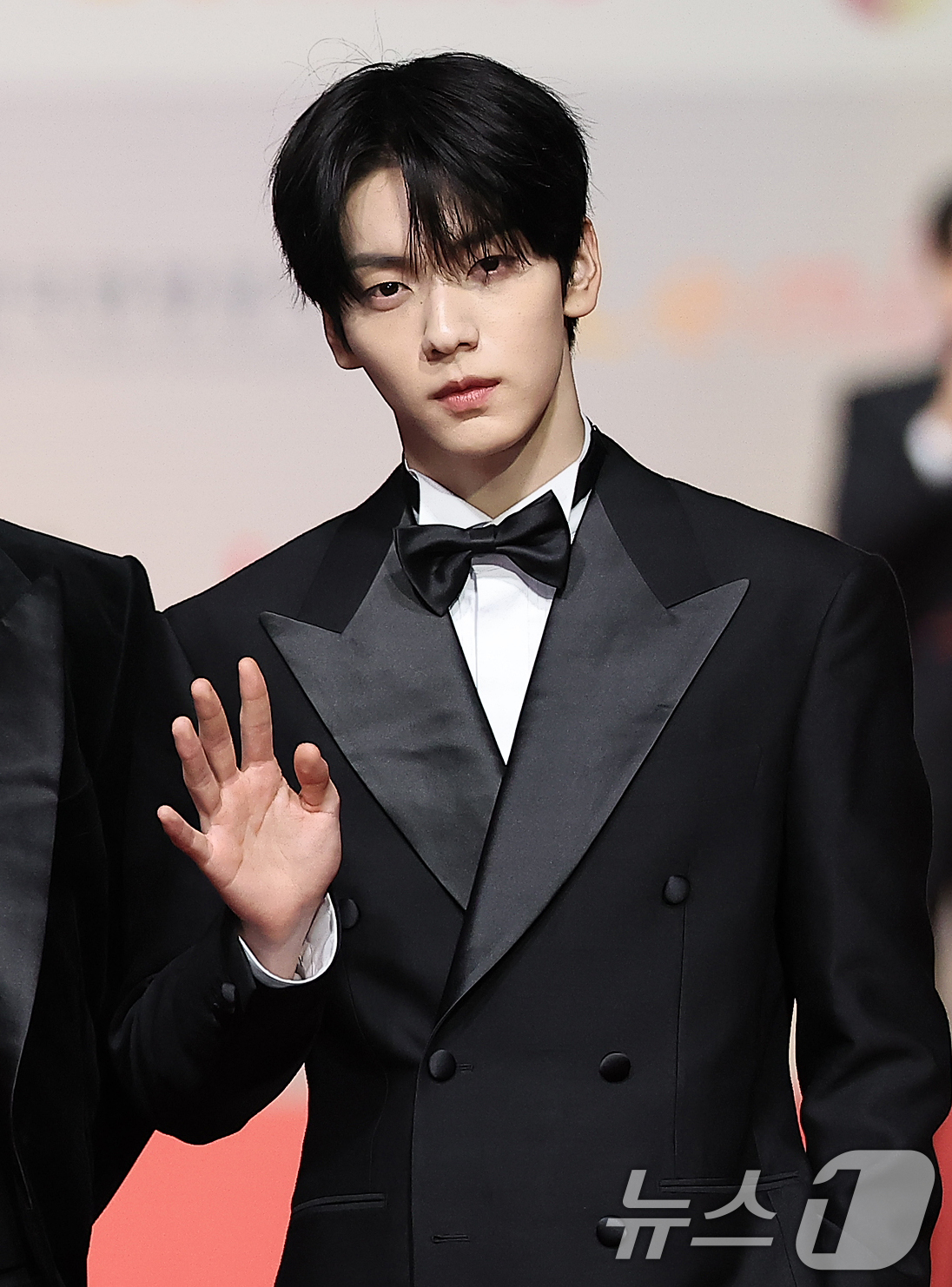 (인천=뉴스1) 김진환 기자 = 투모로우바이투게더(TXT) 수빈이 25일 인천 영종도 인스파이어에서 열린 ‘2025 SBS 가요대전' 레드카펫 행사에 참석해 포즈를 취하고 있다. …