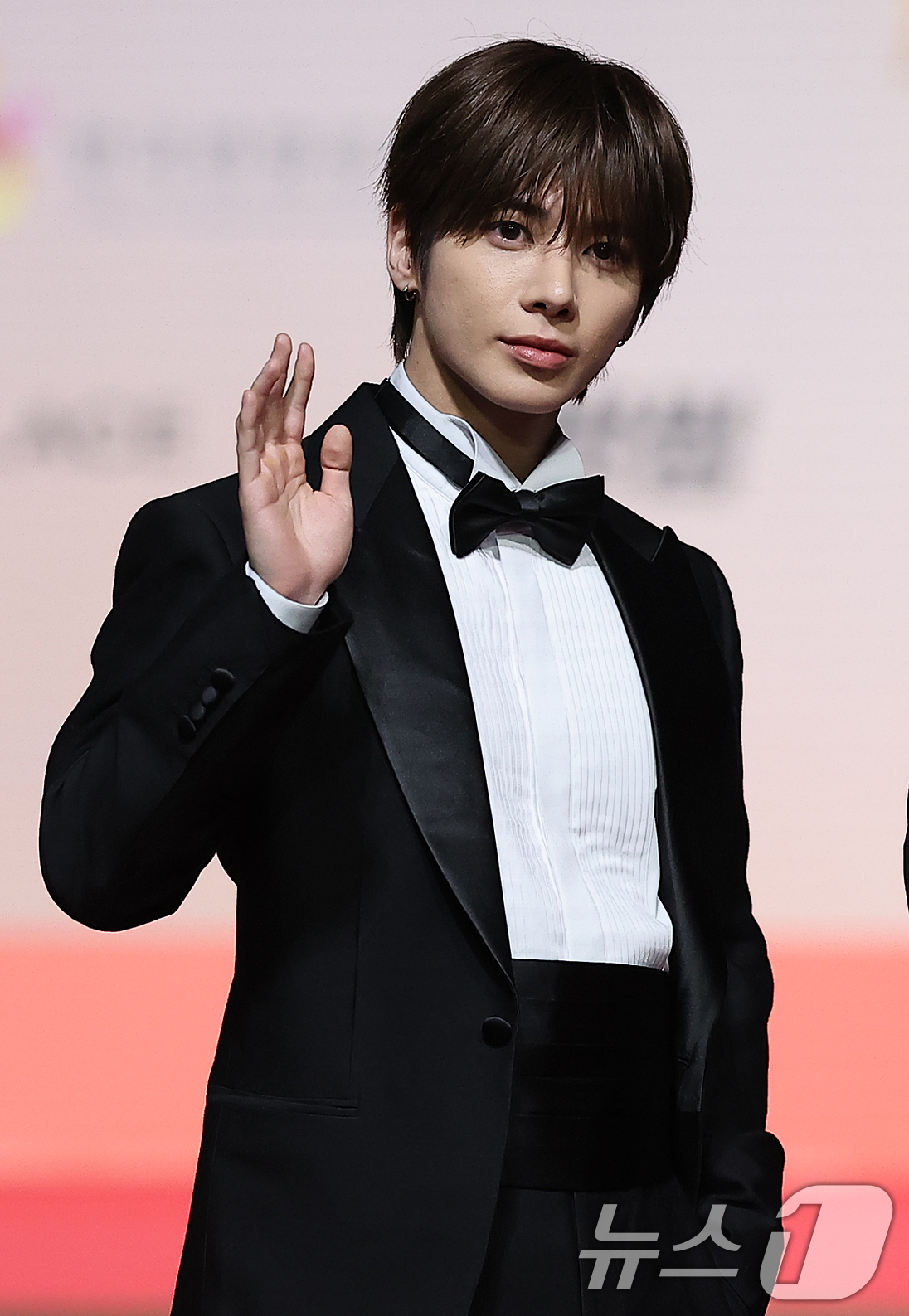 (인천=뉴스1) 김진환 기자 = 투모로우바이투게더(TXT) 태현이 25일 인천 영종도 인스파이어에서 열린 ‘2025 SBS 가요대전' 레드카펫 행사에 참석해 포즈를 취하고 있다. …