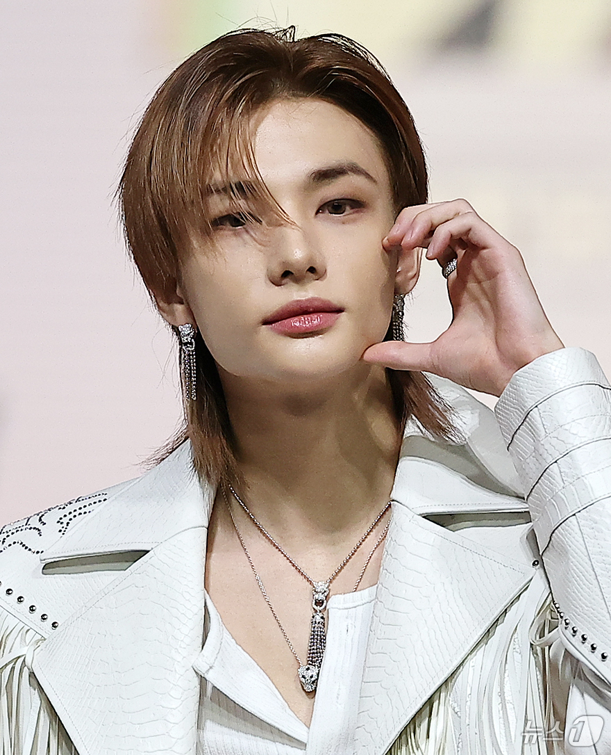 (인천=뉴스1) 김진환 기자 = 스트레이키즈 현진이 25일 인천 영종도 인스파이어에서 열린 ‘2025 SBS 가요대전' 레드카펫 행사에 참석해 포즈를 취하고 있다. 2025.12. …