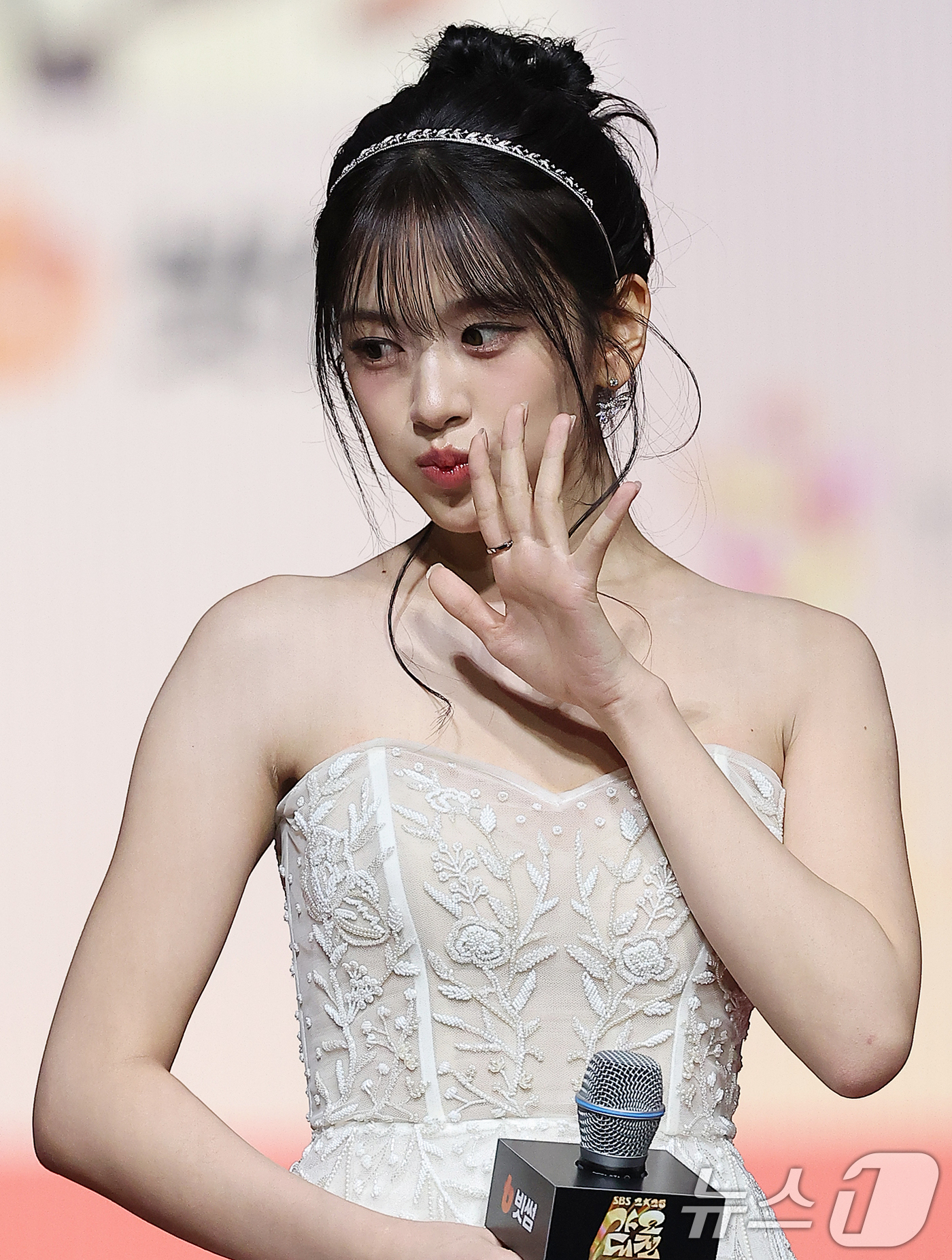 (인천=뉴스1) 김진환 기자 = 아이브 안유진이 25일 인천 영종도 인스파이어에서 열린 ‘2025 SBS 가요대전' 레드카펫 행사에 참석해 포즈를 취하고 있다. 2025.12.25 …