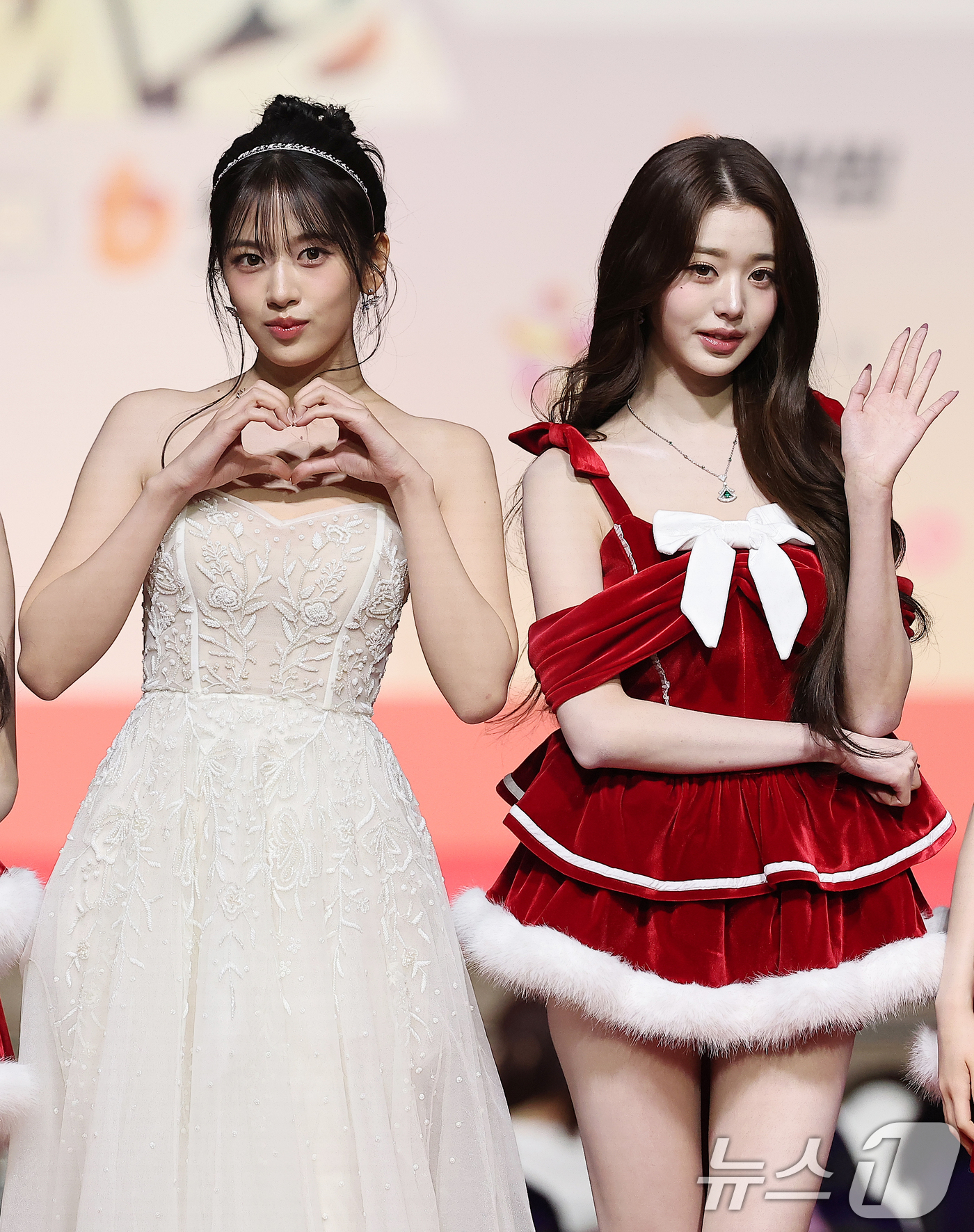 (인천=뉴스1) 김진환 기자 = 아이브 안유진과 장원영이 25일 인천 영종도 인스파이어에서 열린 ‘2025 SBS 가요대전' 레드카펫 행사에 참석해 포즈를 취하고 있다. 2025. …