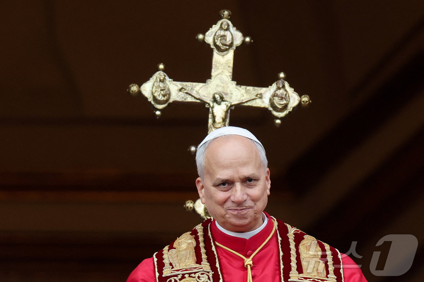 (바티칸 로이터=뉴스1) 강민경 기자 = 교황 레오 14세가 25일(현지시간) 성탄 당일 성 베드로 대성당 발코니에서 전 세계 평화를 촉구하는 메시지를 발신했다. 2025.12.2 …