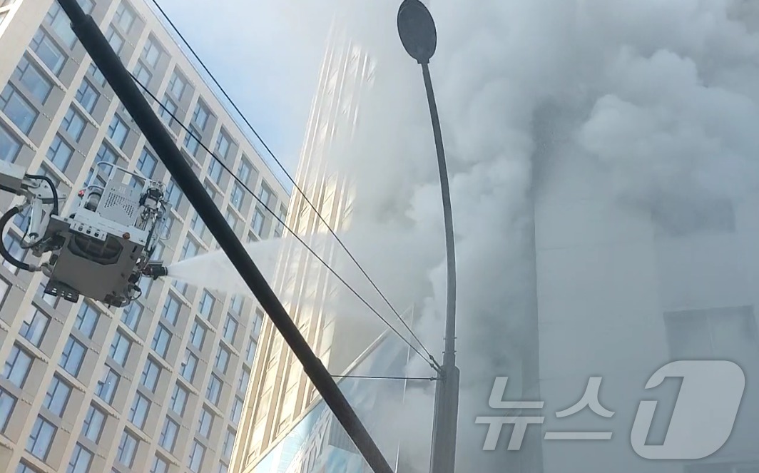 (서울=뉴스1) = 25일 오후 3시 42분쯤 서울 중구 충무로역 인근 건물 5층에서 화재가 발생해 진화작업이 펼쳐지고 있다.소방 당국은 장비 26대와 인원 88명을 투입해 약 2 …