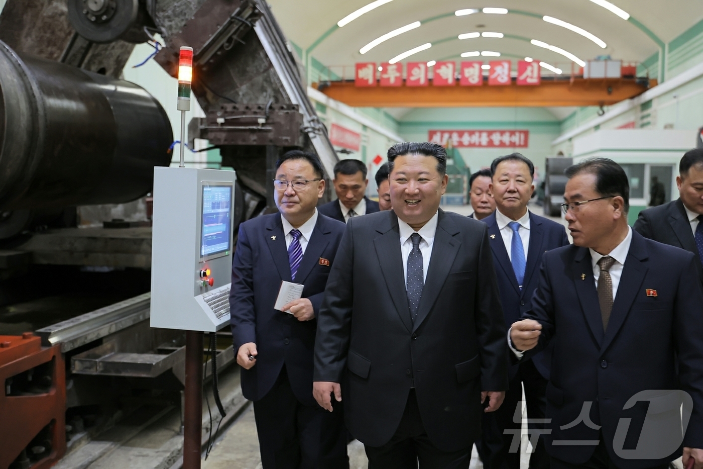 (평양 노동신문=뉴스1) = 북한 노동당 기관지 노동신문은 김정은 당 총비서가 중요군수공업기업소들을 방문하고 올해 미사일 및 포탄생산부문 실적과 4·4분기 생산실태를 점검했다고 2 …