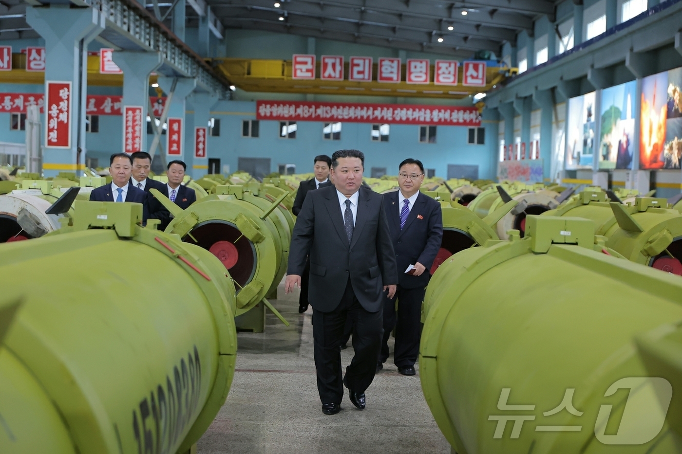 (평양 노동신문=뉴스1) = 북한 노동당 기관지 노동신문은 김정은 당 총비서가 중요군수공업기업소들을 방문하고 올해 미사일 및 포탄생산부문 실적과 4·4분기 생산실태를 점검했다고 2 …