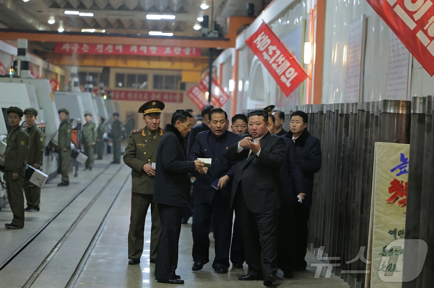 (평양 노동신문=뉴스1) = 북한 노동당 기관지 노동신문은 김정은 당 총비서가 중요군수공업기업소들을 방문하고 올해 미사일 및 포탄생산부문 실적과 4·4분기 생산실태를 점검했다고 2 …