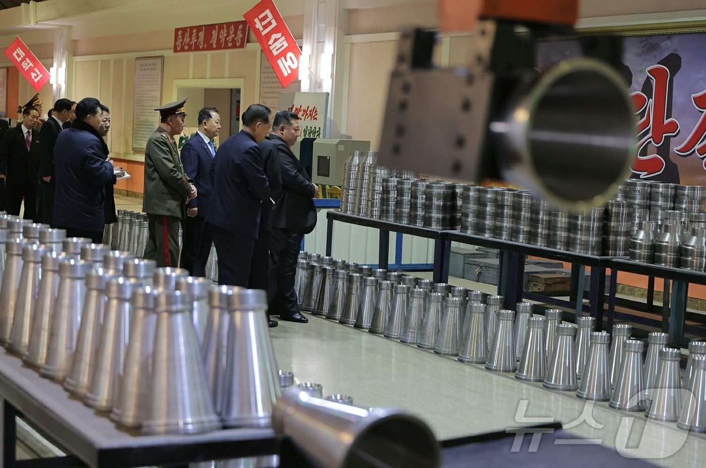 (평양 노동신문=뉴스1) = 북한 노동당 기관지 노동신문은 김정은 당 총비서가 중요군수공업기업소들을 방문하고 올해 미사일 및 포탄생산부문 실적과 4·4분기 생산실태를 점검했다고 2 …