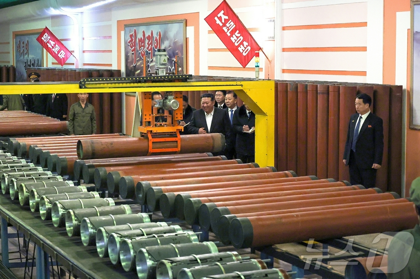 (평양 노동신문=뉴스1) = 북한 노동당 기관지 노동신문은 김정은 당 총비서가 중요군수공업기업소들을 방문하고 올해 미사일 및 포탄생산부문 실적과 4·4분기 생산실태를 점검했다고 2 …