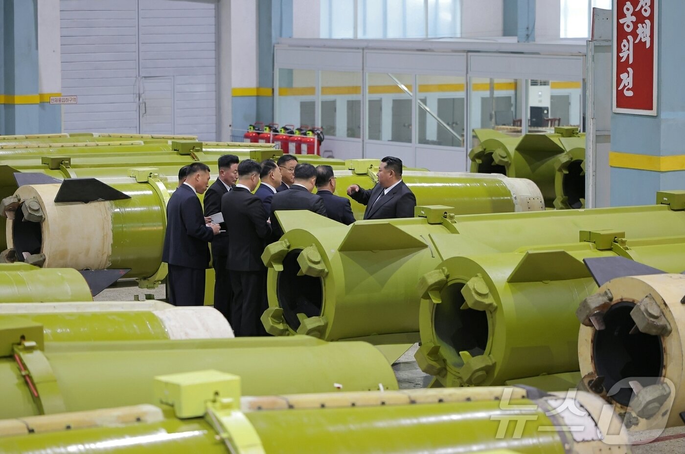 본문 이미지 - (평양 노동신문=뉴스1) = 북한 노동당 기관지 노동신문은 김정은 당 총비서가 중요군수공업기업소들을 방문하고 올해 미사일 및 포탄생산부문 실적과 4·4분기 생산실태를 점검했다고 26일 보도했다. [국내에서만 사용가능. 재배포 금지. DB 금지. For Use Only in the Republic of Korea. Redistribution Prohibited] rodongphoto@news1.kr