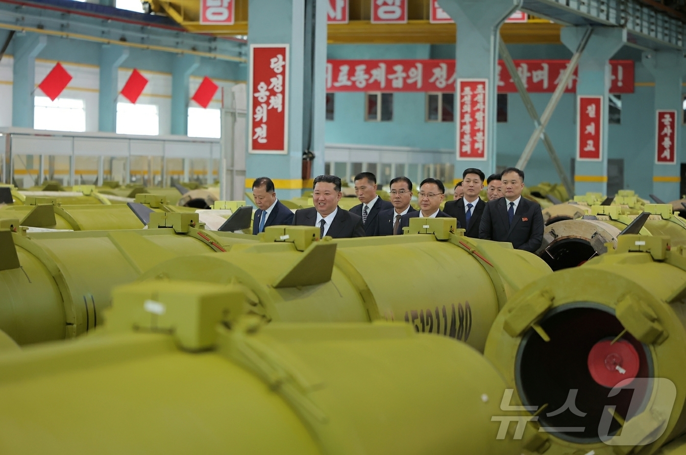 (평양 노동신문=뉴스1) = 북한 노동당 기관지 노동신문은 김정은 당 총비서가 중요군수공업기업소들을 방문하고 올해 미사일 및 포탄생산부문 실적과 4·4분기 생산실태를 점검했다고 2 …