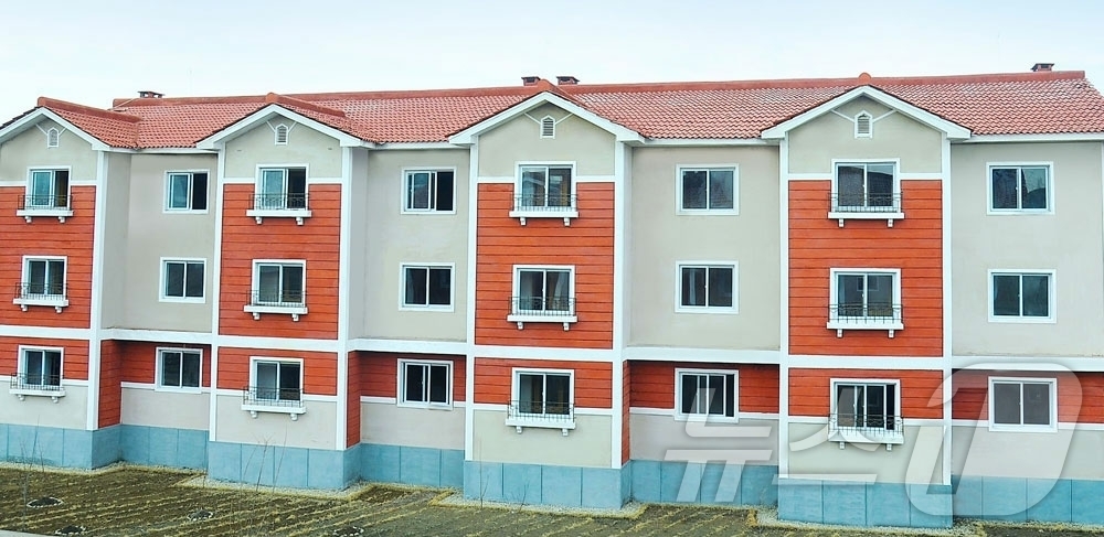 (평양 노동신문=뉴스1) = 북한 노동당 기관지 노동신문은 26일 남포시 농장들에서 살림집(주택) 입사모임이 진행됐다고 보도했다. [국내에서만 사용가능. 재배포 금지. DB 금지. …