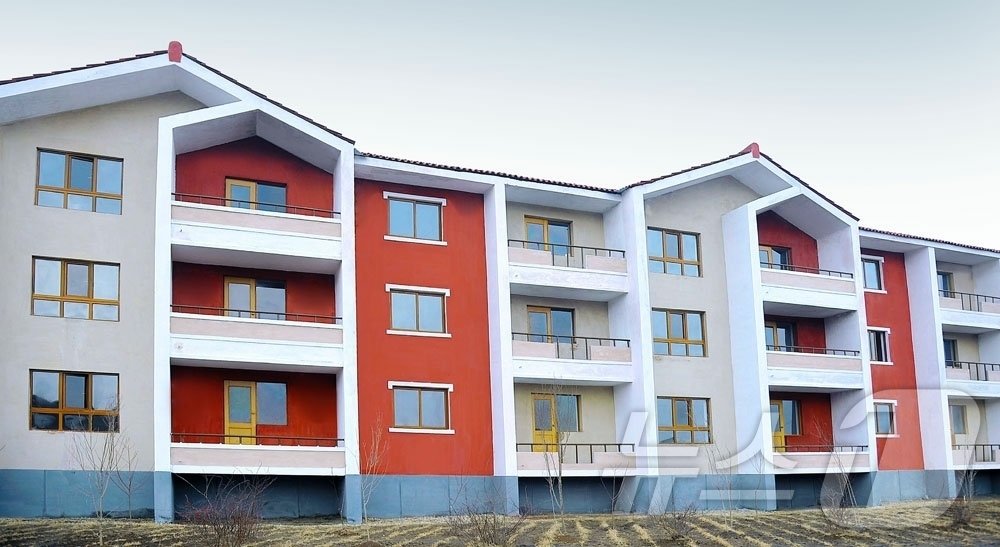 (평양 노동신문=뉴스1) = 북한 노동당 기관지 노동신문은 26일 남포시 농장들에서 살림집(주택) 입사모임이 진행됐다고 보도했다. [국내에서만 사용가능. 재배포 금지. DB 금지. …