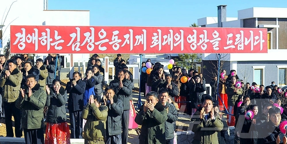 (평양 노동신문=뉴스1) = 북한 노동당 기관지 노동신문은 26일 남포시 농장들에서 살림집(주택) 입사모임이 진행됐다고 보도했다. [국내에서만 사용가능. 재배포 금지. DB 금지. …