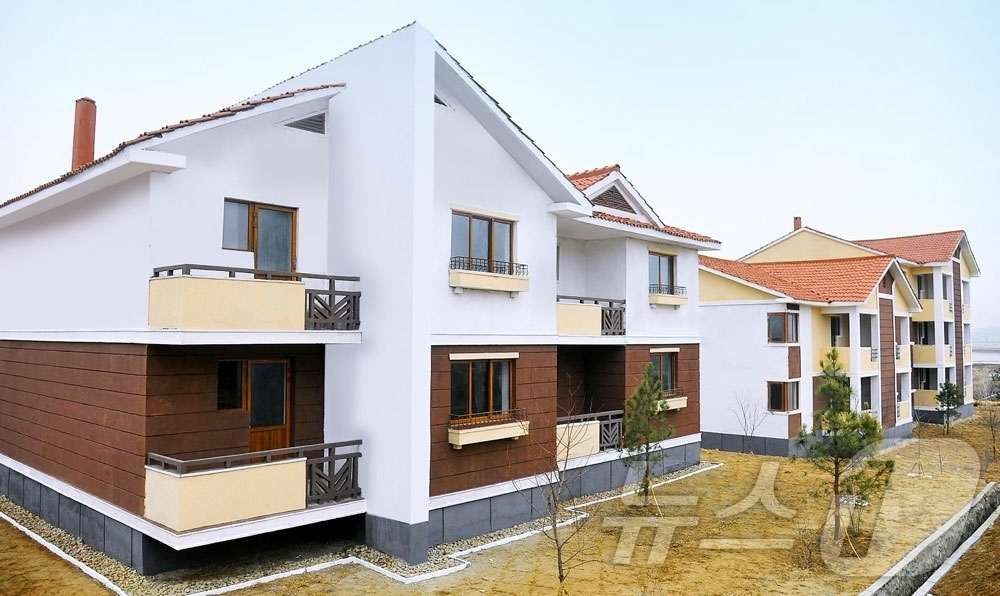 (평양 노동신문=뉴스1) = 북한 노동당 기관지 노동신문은 26일 남포시 농장들에서 살림집(주택) 입사모임이 진행됐다고 보도했다. [국내에서만 사용가능. 재배포 금지. DB 금지. …