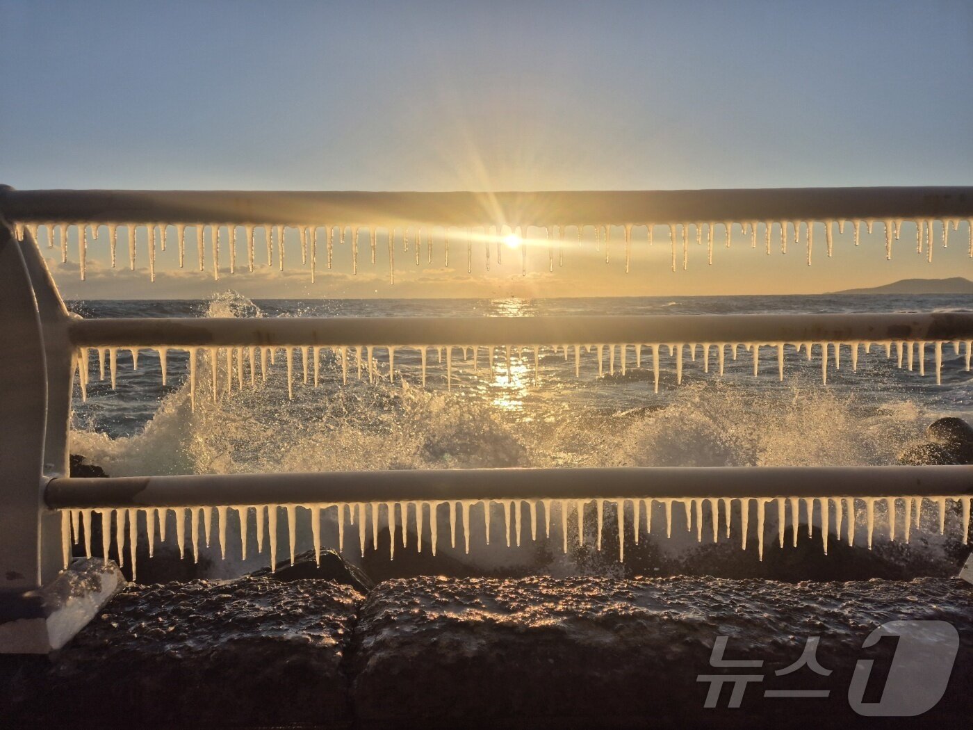 본문 이미지 - 강원 대부분 지역에 한파특보가 발효된 26일 동해안 대표 해안도로인 강릉시 강동면 심곡~금진 구간 헌화로 난간에 고드름이 매달려 있다. 2025.12.26/뉴스1 ⓒ News1 윤왕근 기자