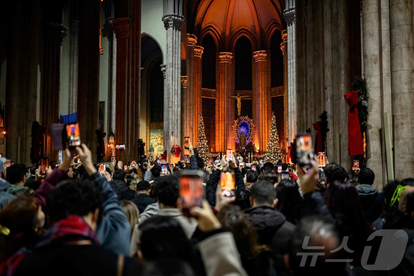 (이스탄불 AFP=뉴스1) 김경민 기자 = 이스탄불에서 가장 큰 로마 카톨릭 교회인 성 안투안 교회에서 24일(현지시간) 수많은 신자들이 크리스마스 이브 미사에 참석하고 있다. 2 …