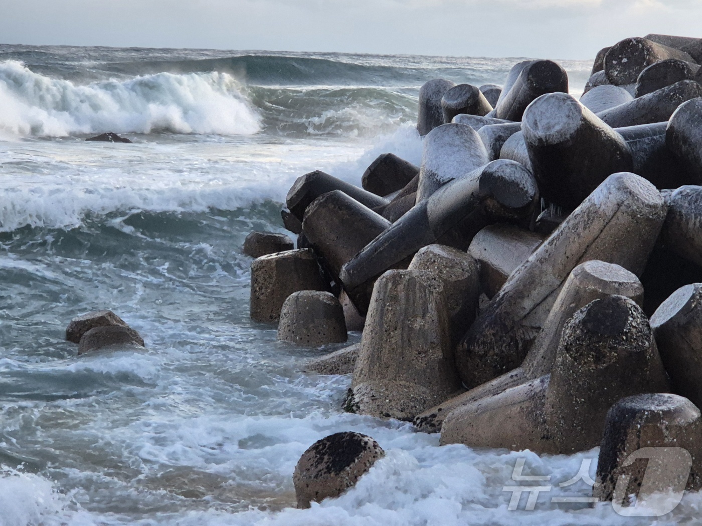 (강릉=뉴스1) 윤왕근 기자 = 강원 대부분 지역에 한파특보가 발효된 26일 강릉시 강문해변 테트라포드에 얼음이 얼어붙어 혹한의 기세를 보여주고 있다. 2025.12.26/뉴스1