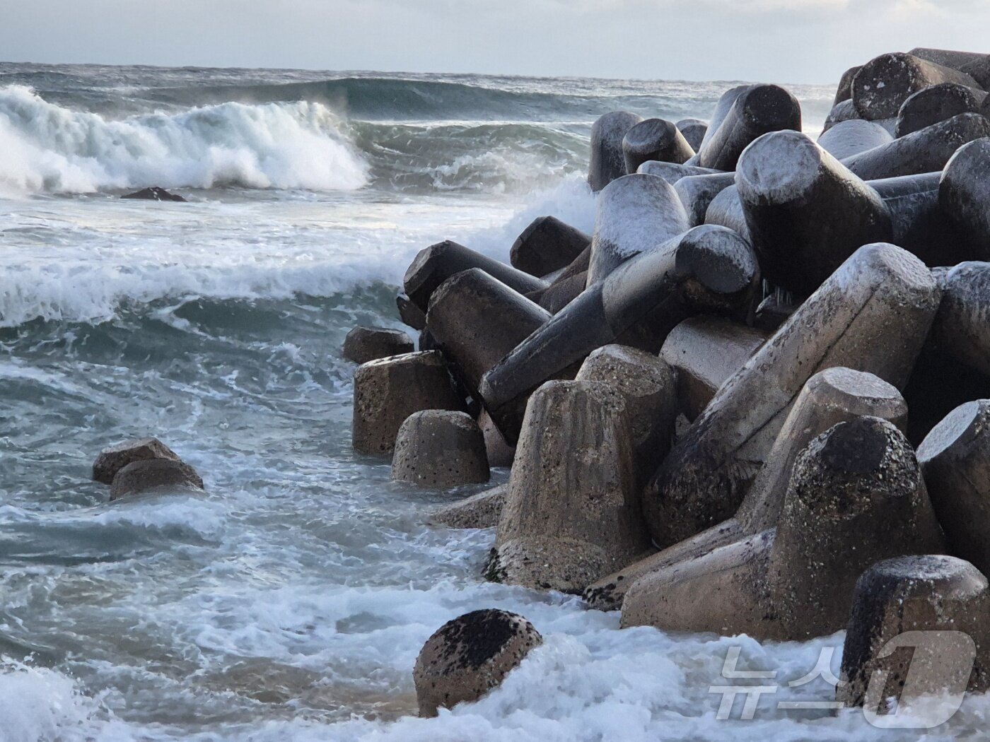 본문 이미지 - 강원 대부분 지역에 한파특보가 발효된 26일 강릉시 강문해변 테트라포드에 얼음이 얼어붙어 혹한의 기세를 보여주고 있다. 2025.12.26/뉴스1 ⓒ News1 윤왕근 기자