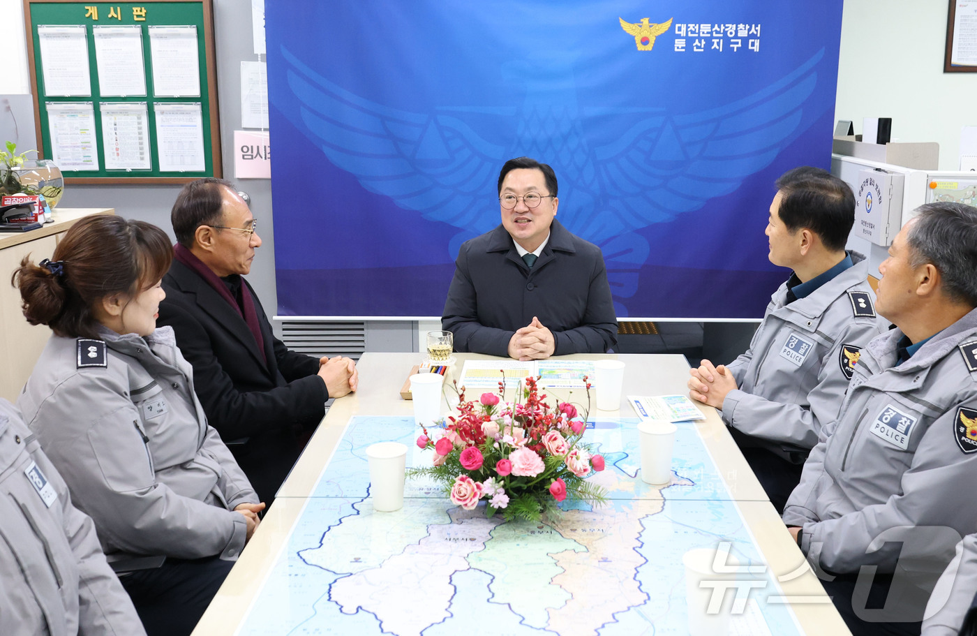 (대전=뉴스1) 이동원 기자 = 이장우 대전시장은 지난 24일 대전자치경찰위원회와 함께 둔산경찰서 둔산지구대를 방문해 연말연시 특별방범활동에 매진하고 있는 현장 경찰관들을 격려했다 …