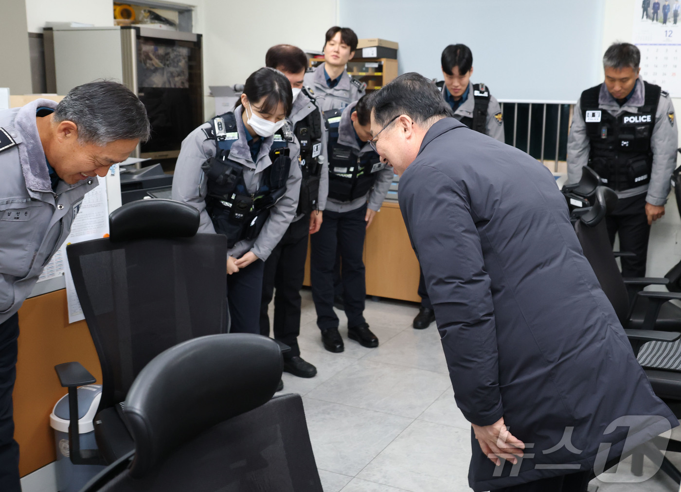 (대전=뉴스1) 이동원 기자 = 이장우 대전시장은 지난 24일 대전자치경찰위원회와 함께 둔산경찰서 둔산지구대를 방문해 연말연시 특별방범활동에 매진하고 있는 현장 경찰관들을 격려했다 …