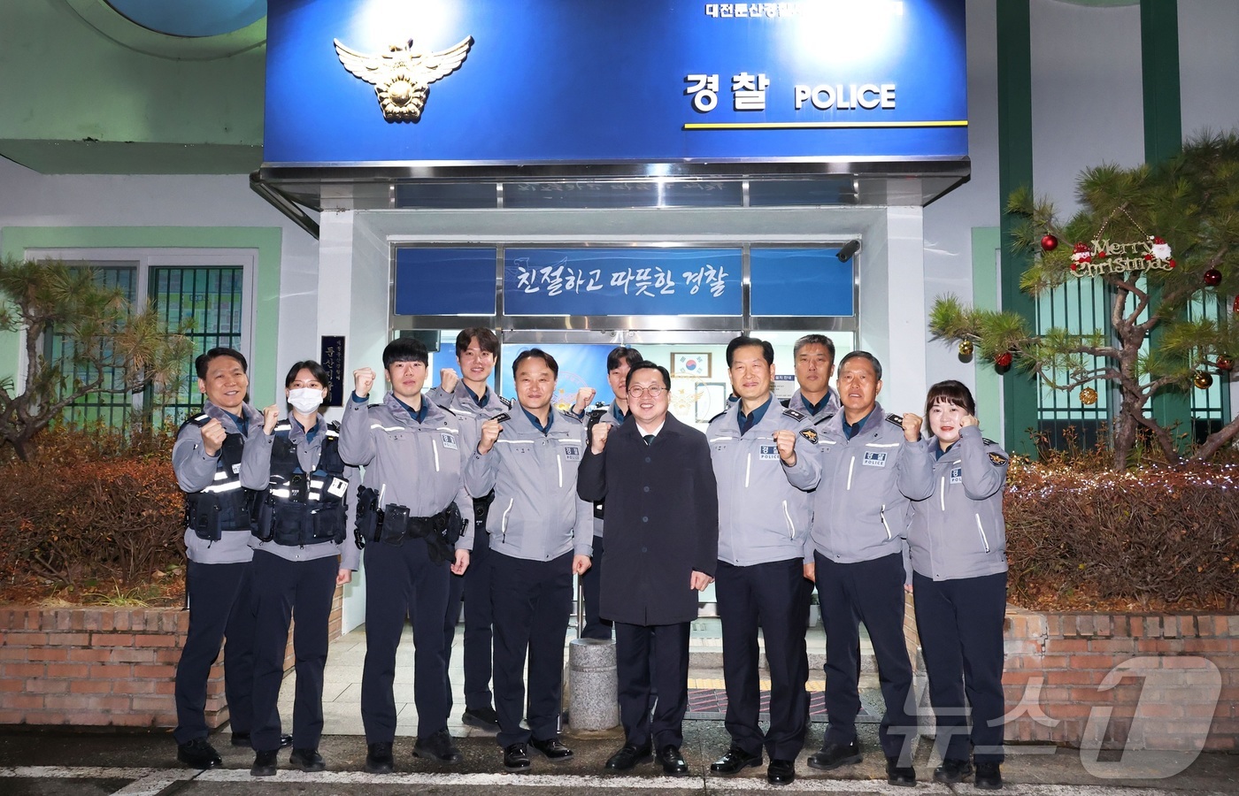(대전=뉴스1) 이동원 기자 = 이장우 대전시장은 지난 24일 대전자치경찰위원회와 함께 둔산경찰서 둔산지구대를 방문해 연말연시 특별방범활동에 매진하고 있는 현장 경찰관들을 격려했다 …