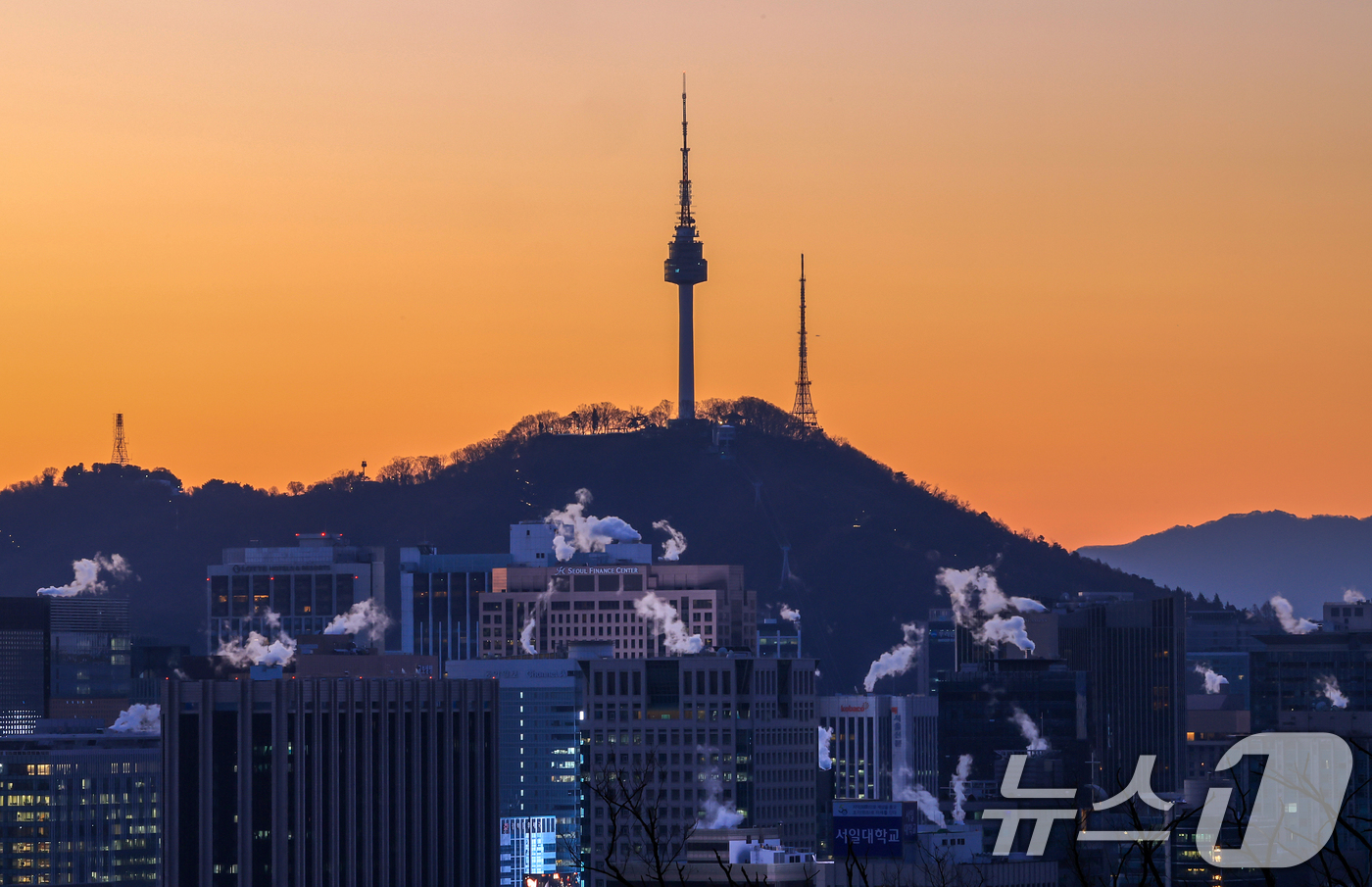 (서울=뉴스1) 김진환 기자 = 서울의 최저기온이 영하 12도까지 떨어지는 등 강추위를 보인 26일 오전 서울 도심의 빌딩에 난방을 가동하며 발생한 수증기가 피어오르고 있다.기상청 …