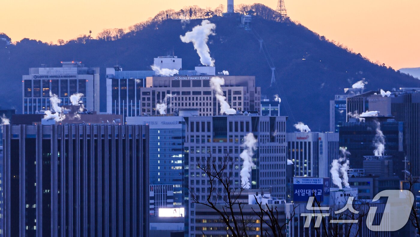 본문 이미지 - 서울의 최저기온이 영하 12도까지 떨어지는 등 강추위를 보인 26일 오전 서울 도심의 빌딩에 난방을 가동하며 발생한 수증기가 피어오르고 있다.  2025.12.26/뉴스1 ⓒ News1 김진환 기자