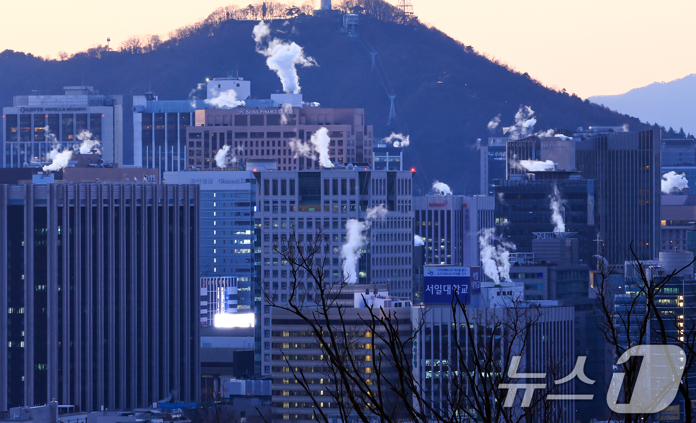 (서울=뉴스1) 김진환 기자 = 서울의 최저기온이 영하 12도까지 떨어지는 등 강추위를 보인 26일 오전 서울 도심의 빌딩에 난방을 가동하며 발생한 수증기가 피어오르고 있다.기상청 …