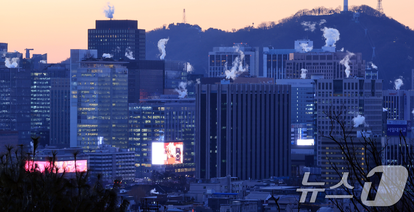 (서울=뉴스1) 김진환 기자 = 서울의 최저기온이 영하 12도까지 떨어지는 등 강추위를 보인 26일 오전 서울 도심의 빌딩에 난방을 가동하며 발생한 수증기가 피어오르고 있다.기상청 …