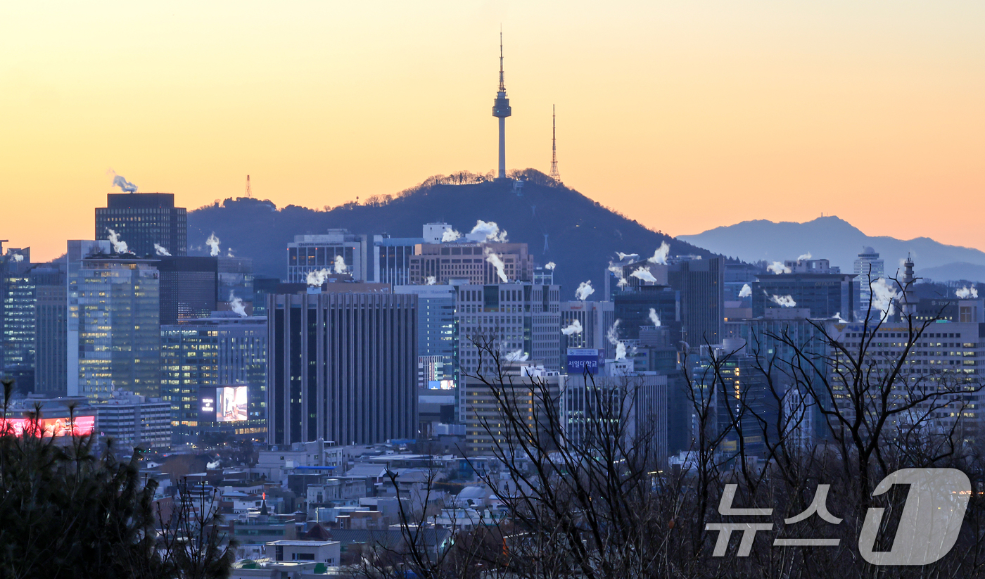(서울=뉴스1) 김진환 기자 = 서울의 최저기온이 영하 12도까지 떨어지는 등 강추위를 보인 26일 오전 서울 도심의 빌딩에 난방을 가동하며 발생한 수증기가 피어오르고 있다.기상청 …