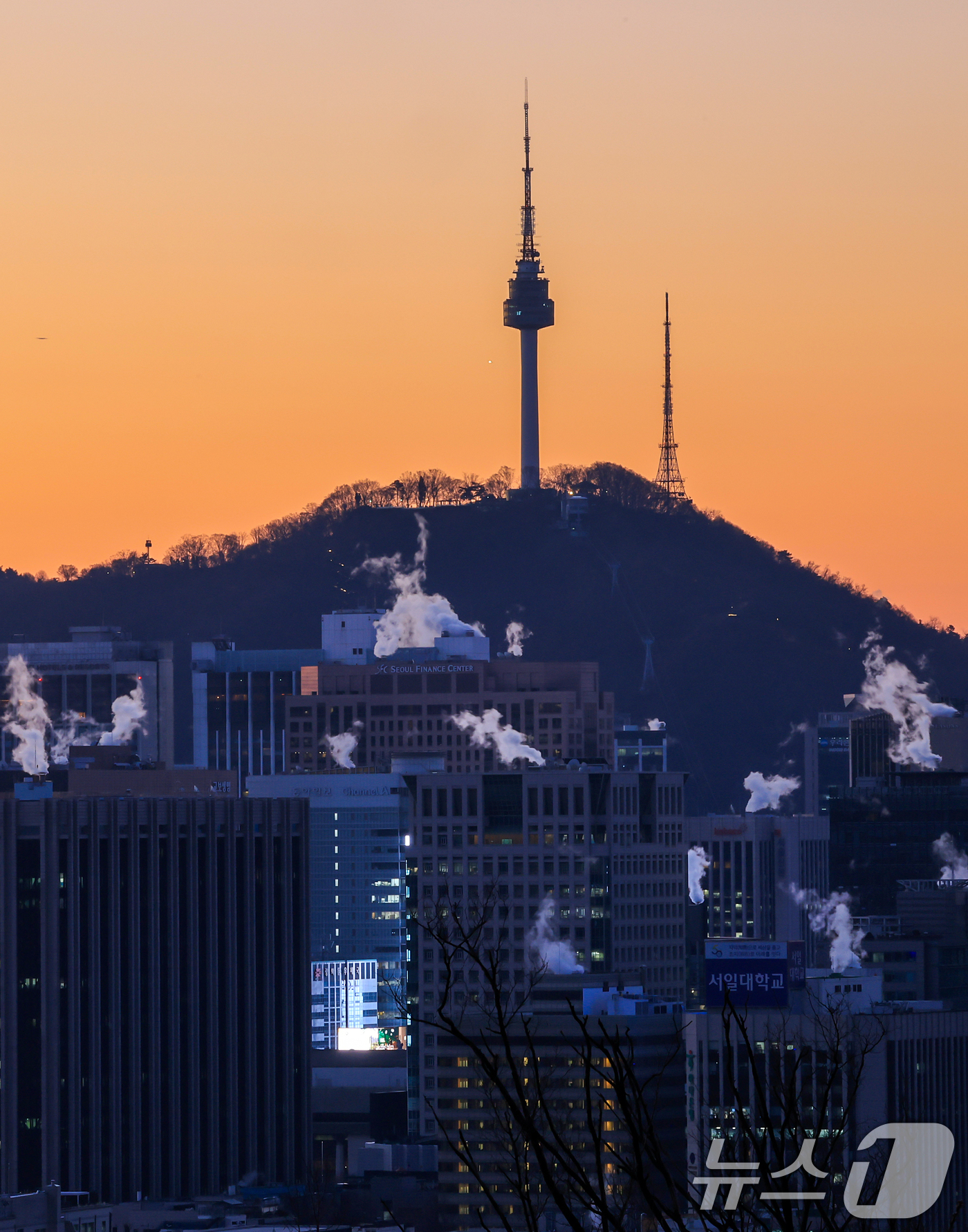 (서울=뉴스1) 김진환 기자 = 서울의 최저기온이 영하 12도까지 떨어지는 등 강추위를 보인 26일 오전 서울 도심의 빌딩에 난방을 가동하며 발생한 수증기가 피어오르고 있다.기상청 …