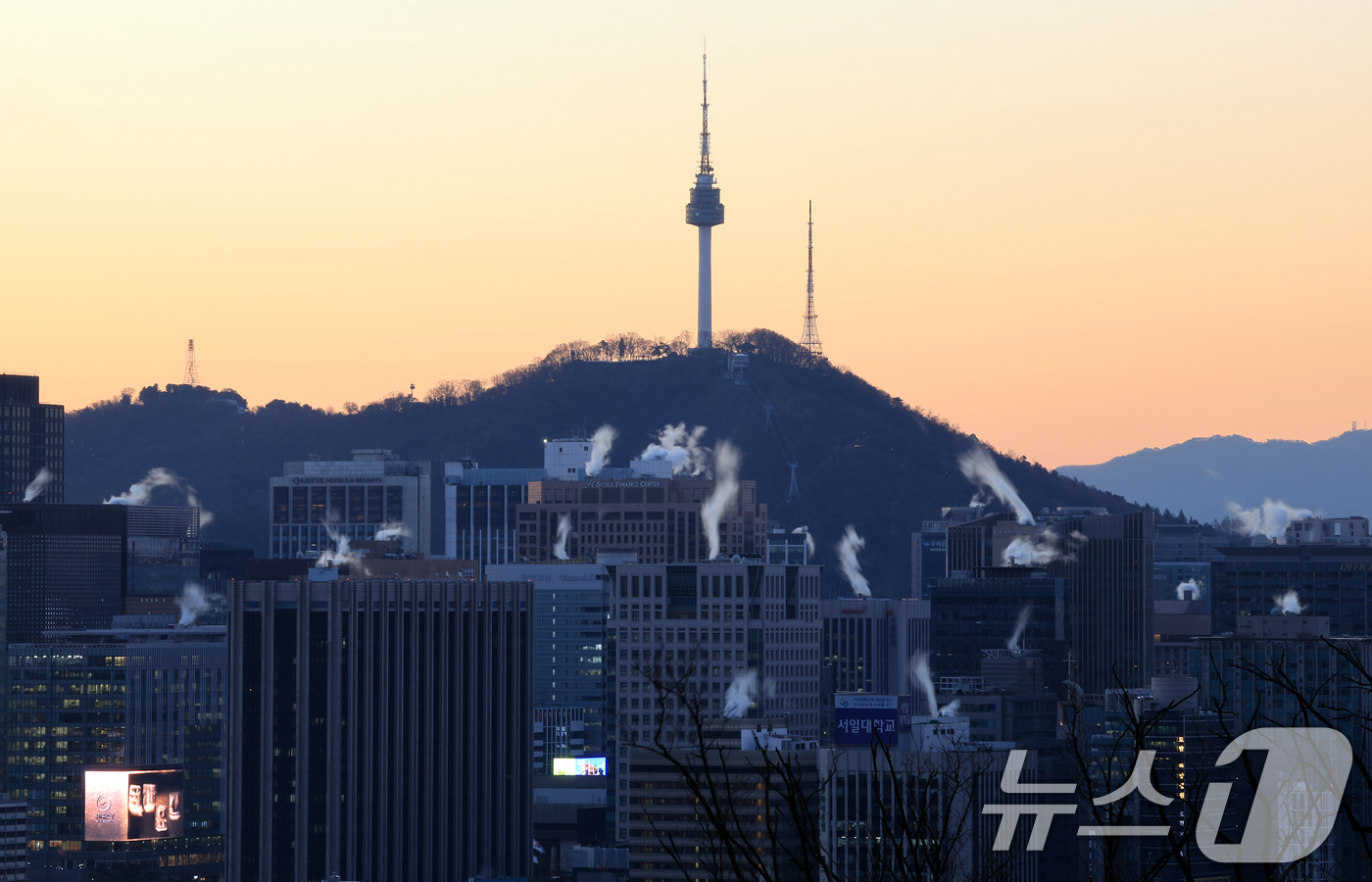 (서울=뉴스1) 김진환 기자 = 서울의 최저기온이 영하 12도까지 떨어지는 등 강추위를 보인 26일 오전 서울 도심의 빌딩에 난방을 가동하며 발생한 수증기가 피어오르고 있다.기상청 …