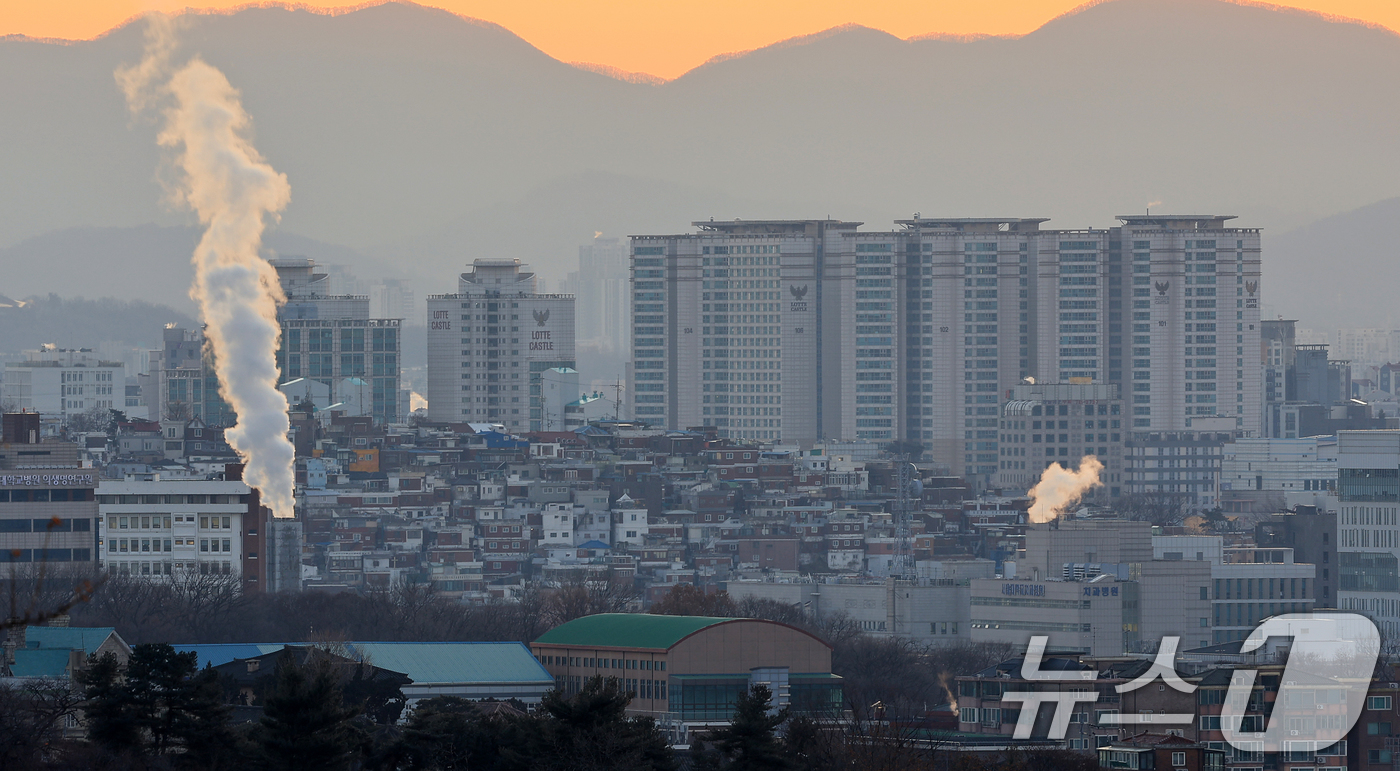 (서울=뉴스1) 김진환 기자 = 서울의 최저기온이 영하 12도까지 떨어지는 등 강추위를 보인 26일 오전 서울 도심의 빌딩에 난방을 가동하며 발생한 수증기가 피어오르고 있다.기상청 …