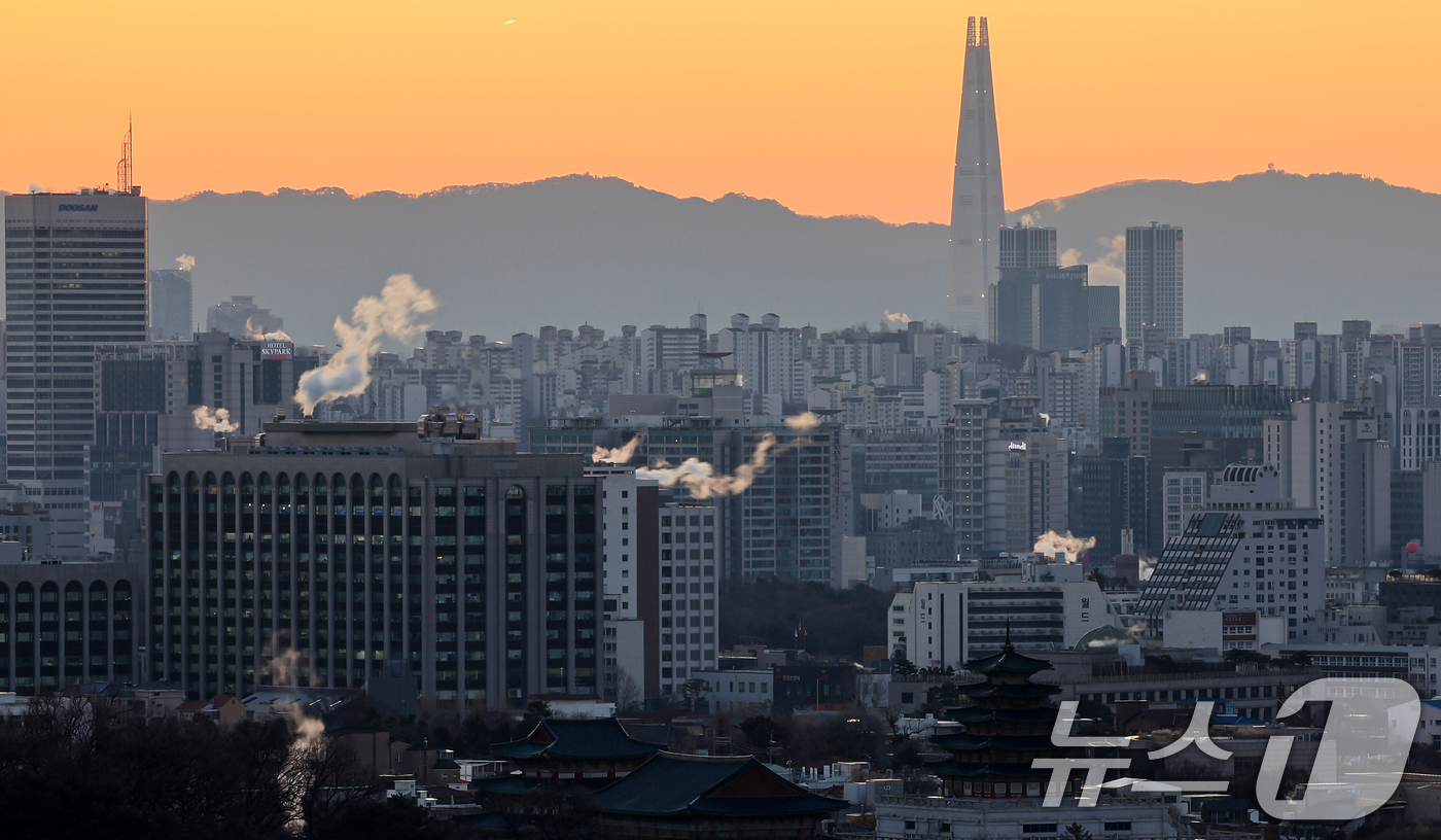 (서울=뉴스1) 김진환 기자 = 서울의 최저기온이 영하 12도까지 떨어지는 등 강추위를 보인 26일 오전 서울 도심의 빌딩에 난방을 가동하며 발생한 수증기가 피어오르고 있다.기상청 …