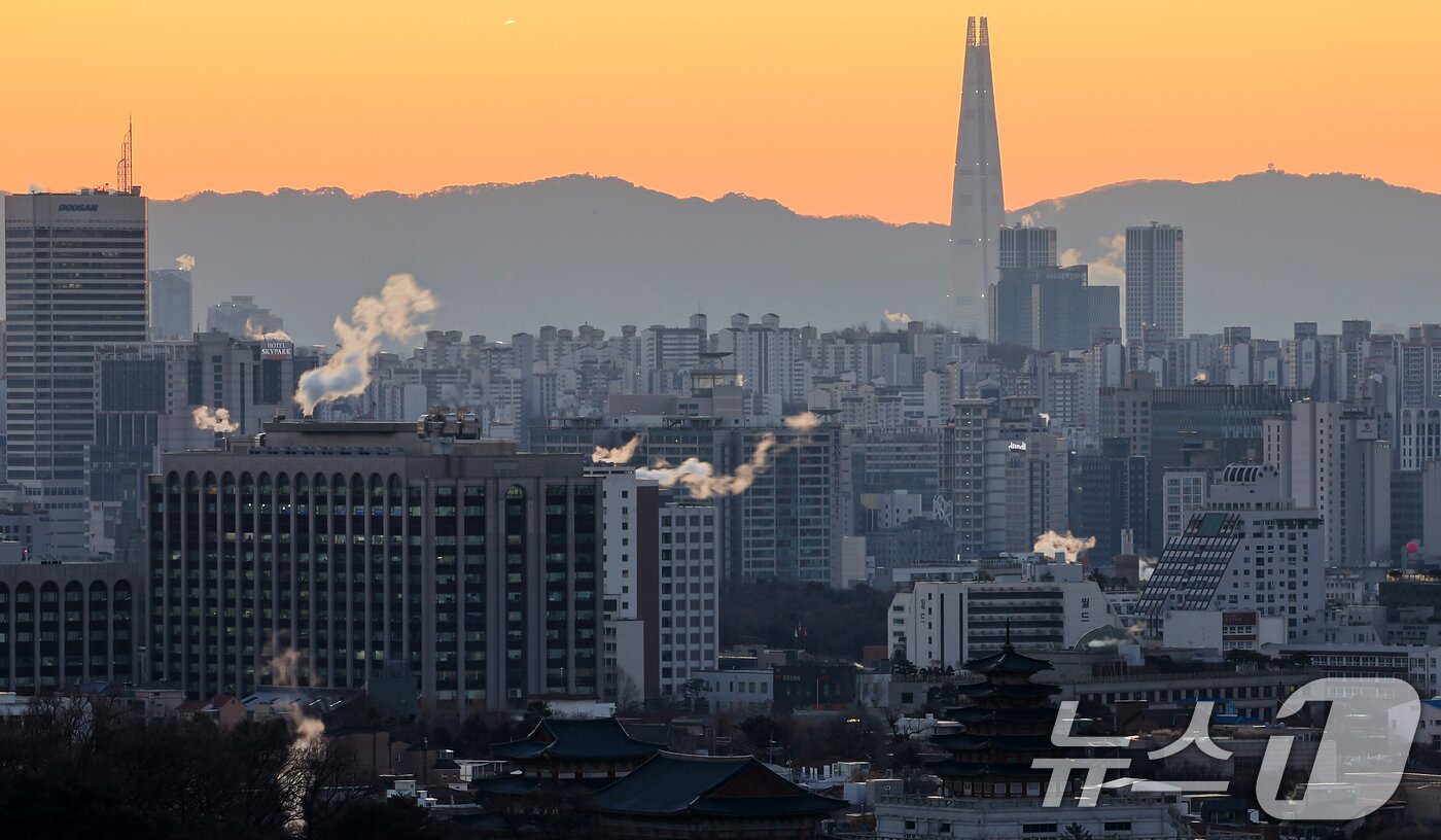 본문 이미지 - 서울의 최저기온이 영하 12도까지 떨어지는 등 강추위를 보인 26일 오전 서울 도심의 빌딩에 난방을 가동하며 발생한 수증기가 피어오르고 있다. 2025.12.26/뉴스1 ⓒ News1 김진환 기자