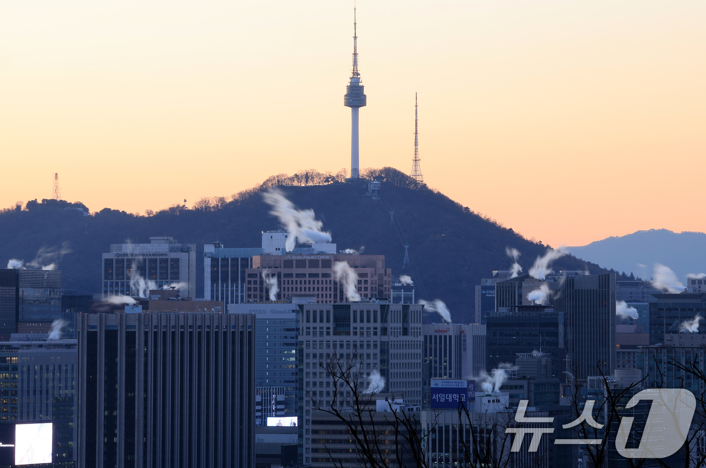 (서울=뉴스1) 김진환 기자 = 서울의 최저기온이 영하 12도까지 떨어지는 등 강추위를 보인 26일 오전 서울 도심의 빌딩에 난방을 가동하며 발생한 수증기가 피어오르고 있다.기상청 …