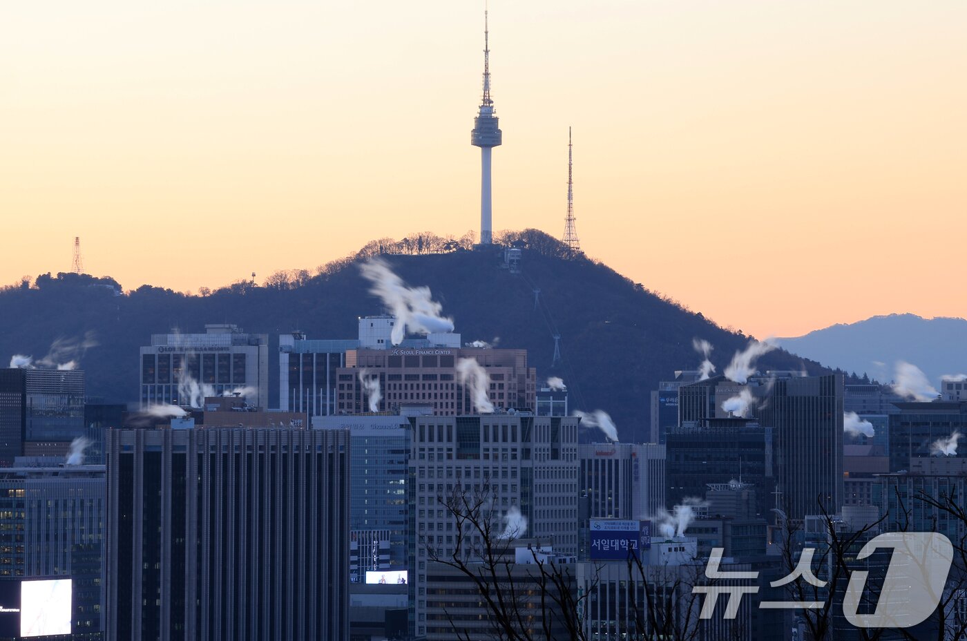 본문 이미지 - 서울의 최저기온이 영하 12도까지 떨어지는 등 강추위를 보인 26일 오전 서울 도심의 빌딩에 난방을 가동하며 발생한 수증기가 피어오르고 있다.  2025.12.26/뉴스1 ⓒ News1 김진환 기자