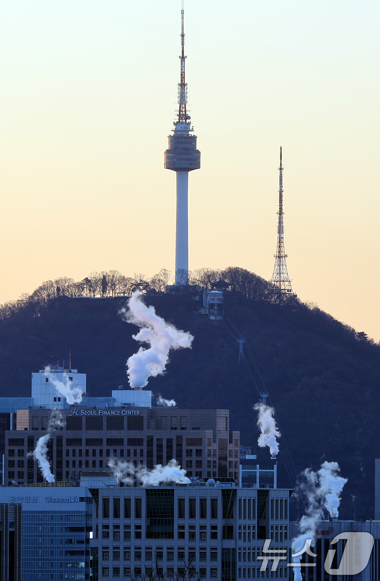 (서울=뉴스1) 김진환 기자 = 서울의 최저기온이 영하 12도까지 떨어지는 등 강추위를 보인 26일 오전 서울 도심의 빌딩에 난방을 가동하며 발생한 수증기가 피어오르고 있다.기상청 …