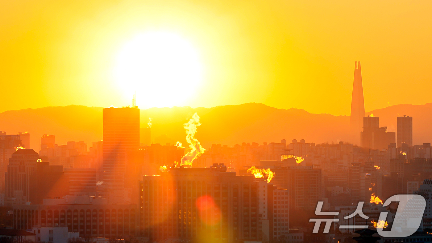 (서울=뉴스1) 김진환 기자 = 서울의 최저기온이 영하 12도까지 떨어지는 등 강추위를 보인 26일 오전 서울 도심의 빌딩에 난방을 가동하며 발생한 수증기가 피어오르고 있다.기상청 …