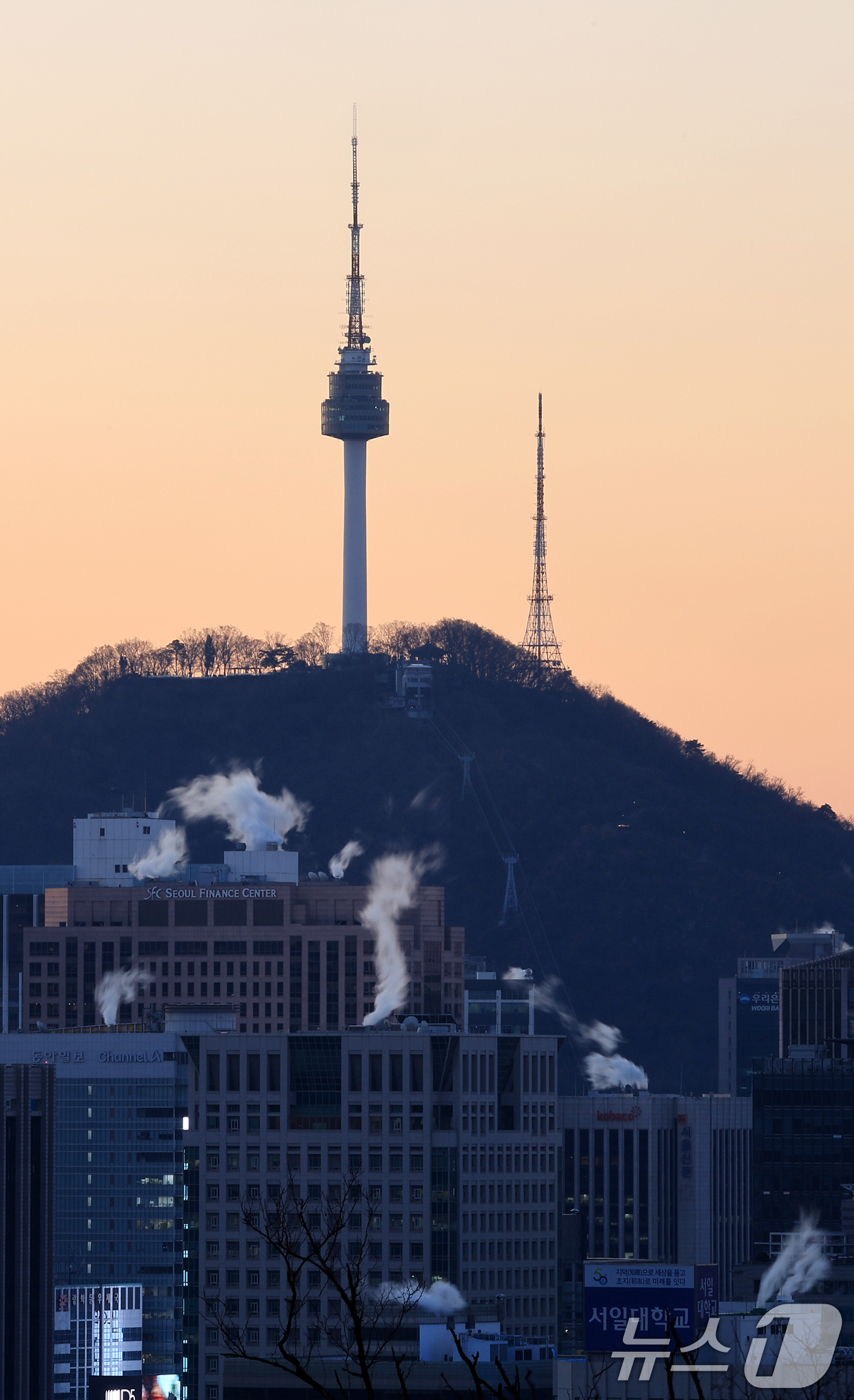 (서울=뉴스1) 김진환 기자 = 서울의 최저기온이 영하 12도까지 떨어지는 등 강추위를 보인 26일 오전 서울 도심의 빌딩에 난방을 가동하며 발생한 수증기가 피어오르고 있다.기상청 …