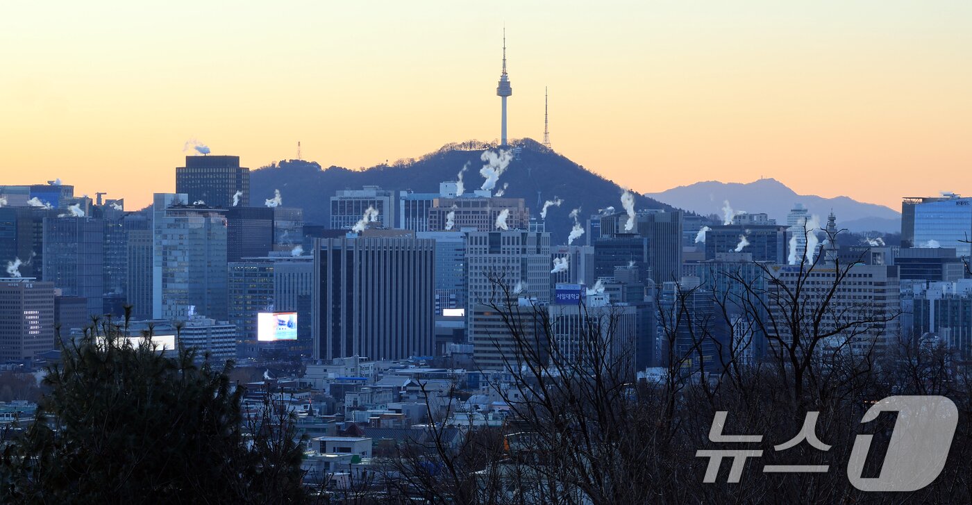 본문 이미지 - 서울의 최저기온이 영하 12도까지 떨어지는 등 강추위를 보인 26일 오전 서울 도심의 빌딩에 난방을 가동하며 발생한 수증기가 피어오르고 있다.  2025.12.26/뉴스1 ⓒ News1 김진환 기자
