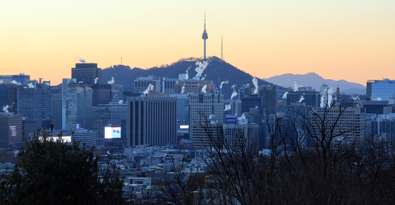 이어지는 한파에 입김 내뿜는 빌딩숲