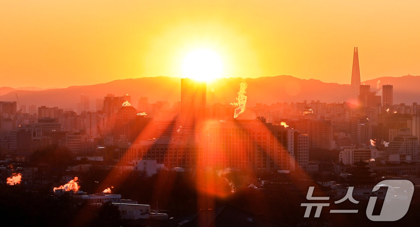 본문 이미지 - 서울의 최저기온이 영하 12도까지 떨어지는 등 강추위를 보인 26일 오전 서울 도심의 빌딩에 난방을 가동하며 발생한 수증기가 피어오르고 있다. 기상청은 이날 경기북동부와 강원내륙·산지, 충북북부, 경북북부를 중심으로 아침 기온이 -15도 안팎으로 떨어지겠다고 예보했다. 2025.12.26/뉴스1 ⓒ News1 김진환 기자