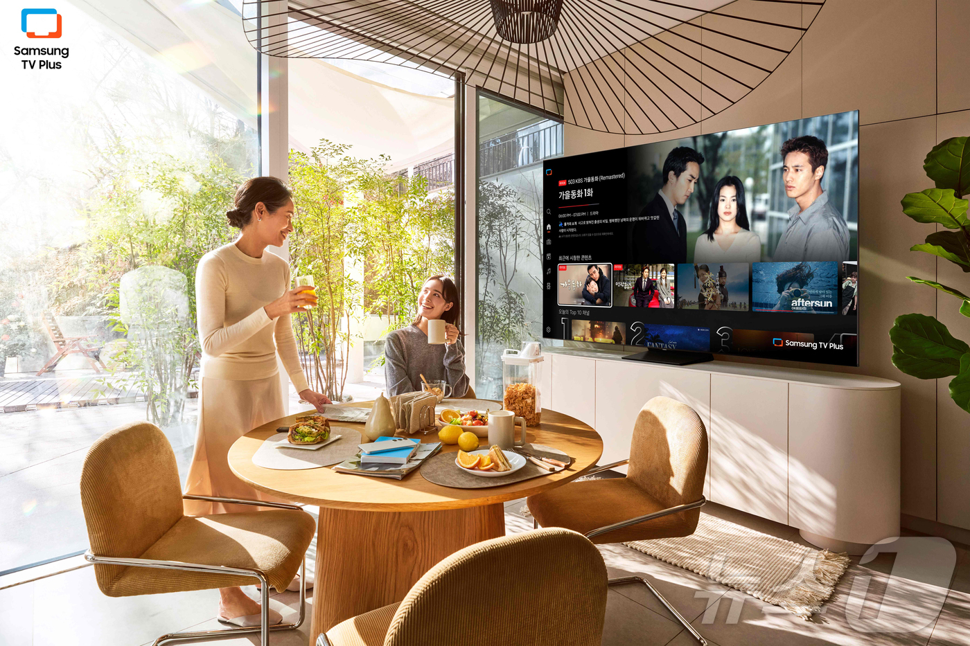 (서울=뉴스1) = 삼성전자가 삼성TV 플러스에 AI로 2000년대 과거 인기 드라마를 볼 수 있는 '올인원 AI 통합 채널'을 운영한다고 26일 밝혔다. 사진은 모델들이 삼성TV …