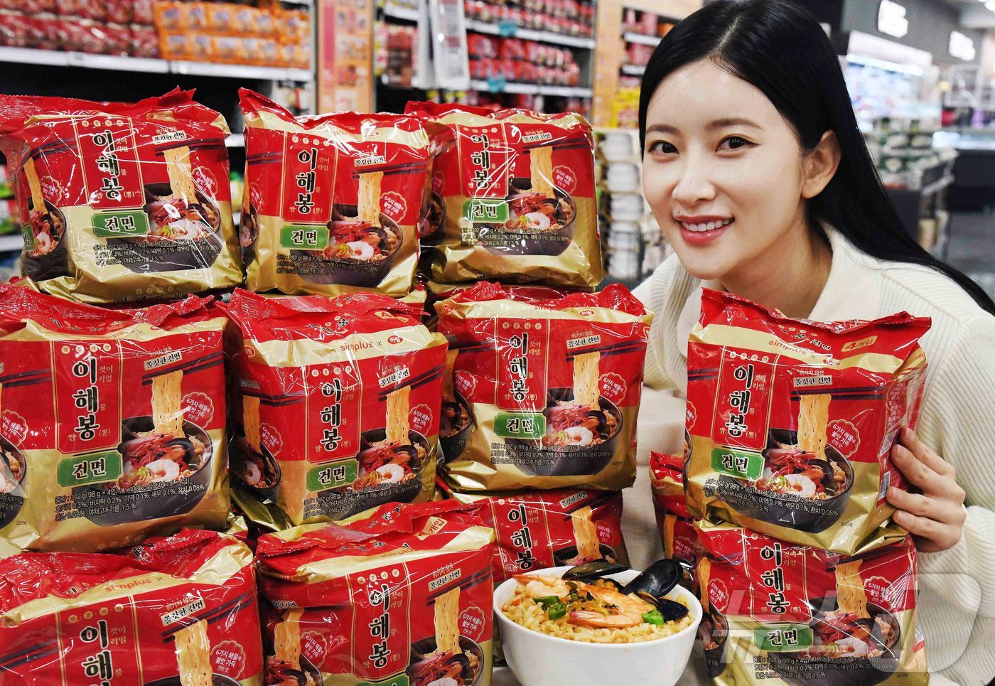 (서울=뉴스1) = 홈플러스 PB 라면이 누적 판매량 2400만 봉을 돌파하며 흥행을 이어가고 있다. 지난 11월 선보인 ‘이춘삼 짜장라면 건면’은 출시 직후 초도 물량 완판을 기 …