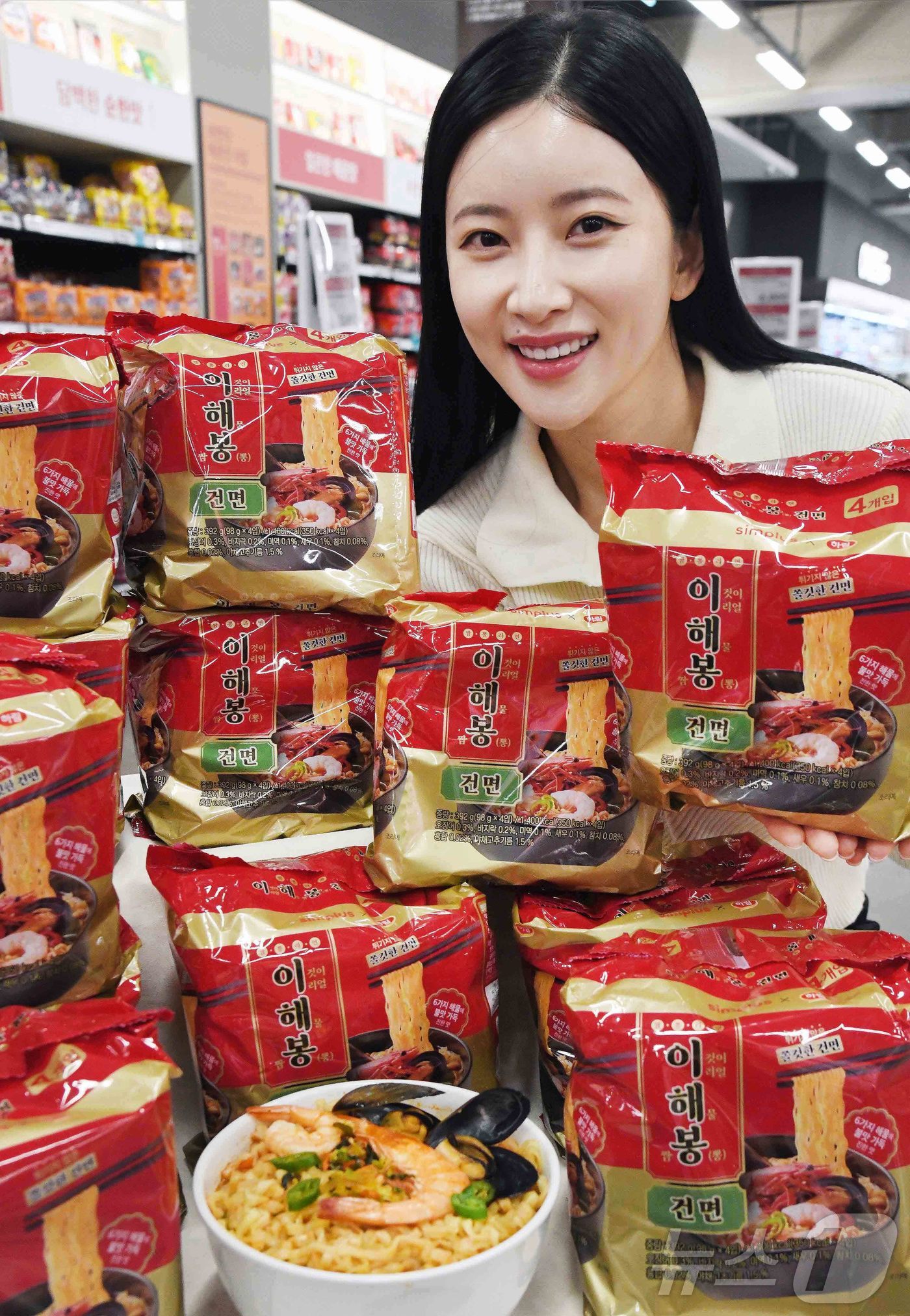 (서울=뉴스1) = 홈플러스 PB 라면이 누적 판매량 2400만 봉을 돌파하며 흥행을 이어가고 있다. 지난 11월 선보인 ‘이춘삼 짜장라면 건면’은 출시 직후 초도 물량 완판을 기 …